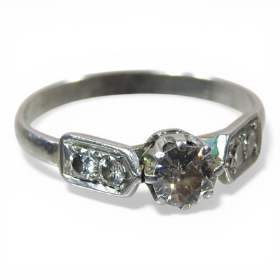 Lot 28 - An Art Deco platinum and diamond ring, the...