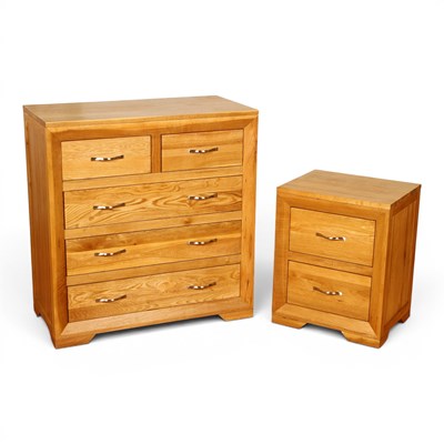 Lot 642 - A modern light oak chest of drawers, w. 90cm,...
