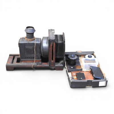 Lot 560 - A 19th century magic lantern, with accessories