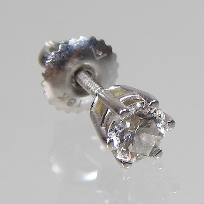 Lot 41 - An 18 carat gold and diamond stud earring