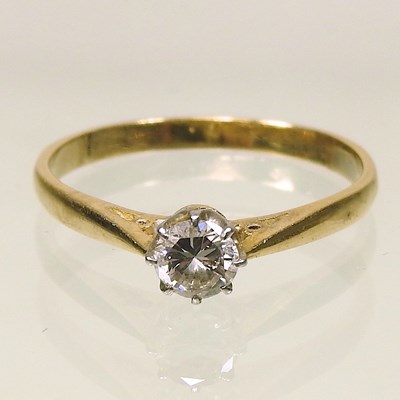 Lot 19 - An 18 carat gold diamond solitaire ring