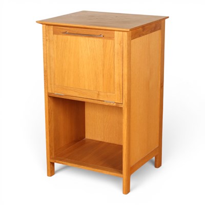 Lot 592 - A modern light oak cupboard