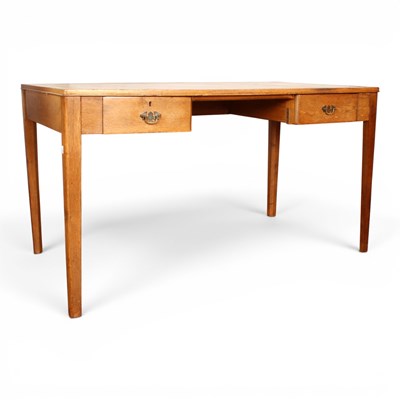 Lot 582 - An early 20th century oak leather topped desk