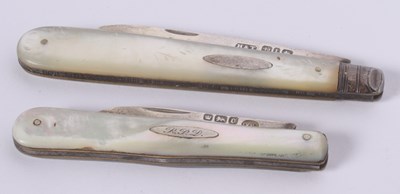 Lot 56 - A pair of silver bladed mother of pearl...