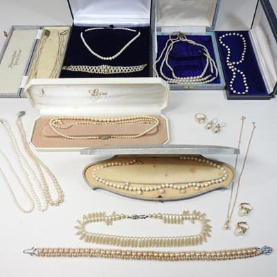 Lot 23 - A collection of costume jewellery