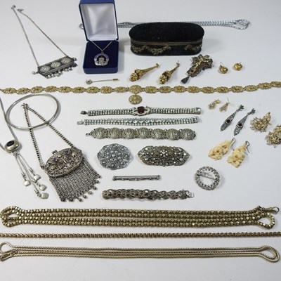 Lot 25 - A collection of costume jewellery