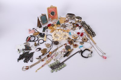 Lot 47 - A collection of costume jewellery