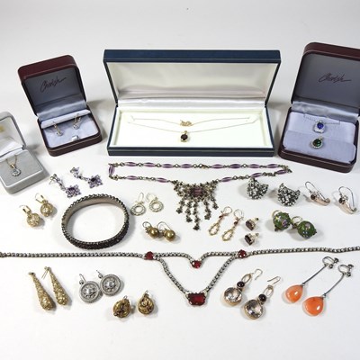 Lot 29 - A collection of costume jewellery
