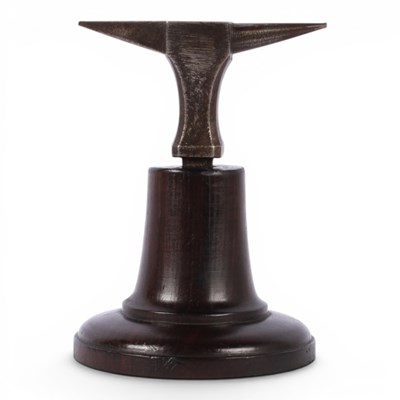 Lot 219 - A metal jeweller's anvil