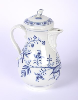 Lot 125 - A Meissen porcelain Blue Onion pattern coffee pot