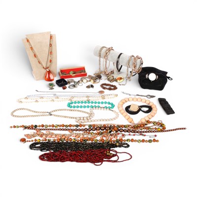 Lot 63 - A collection of vintage costume jewellery...