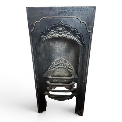 Lot 679 - A Victorian cast iron fire grate