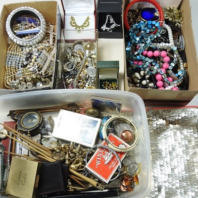 Lot 44 - A collection of costume jewellery