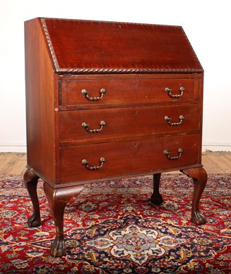 Lot 566 - An early 20th century mahogany bureau