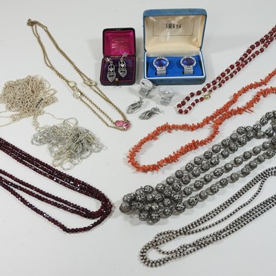 Lot 60 - A Victorian garnet bead necklace