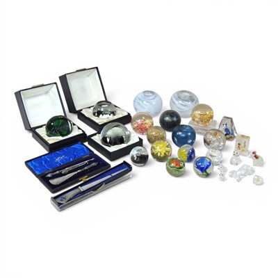 Lot 189 - A collection of Caithness and other glass...