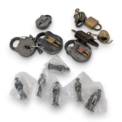 Lot 944 - A collection of vintage lead soldiers and...