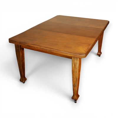 Lot 618 - An Edwardian mahogany extending dining table