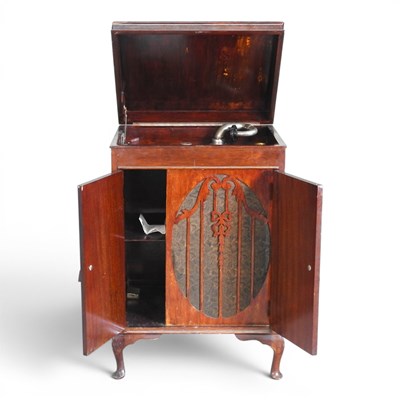 Lot 494 - An early 20th century wind-up gramophone, cased