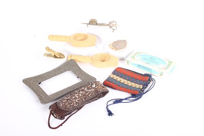 Lot 718 - A collection of souvenir pieces