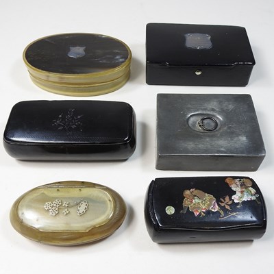 Lot 21 - A 19th century papier mache snuff box