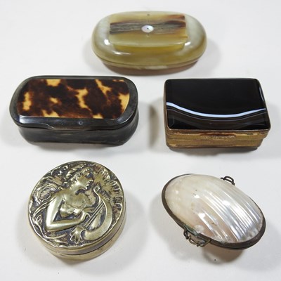 Lot 98 - A 19th century polished agate snuff box