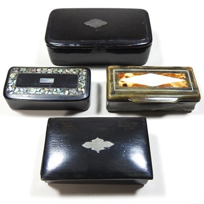 Lot 31 - A 19th century papier mache snuff box