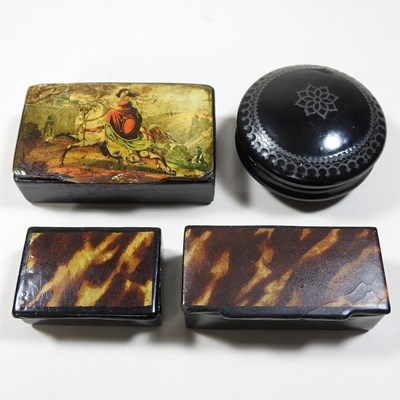Lot 7 - A 19th century papier mache snuff box