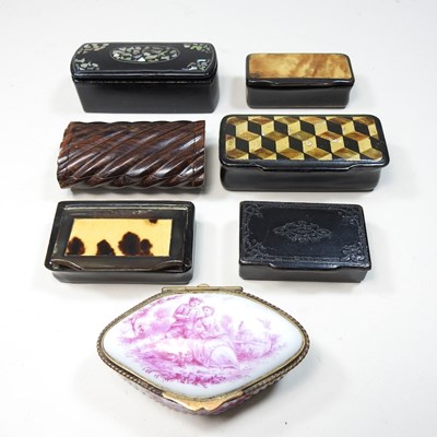 Lot 2 - A 19th century horn snuff box