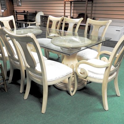 Lot 640 - An American Bernhardt dining table