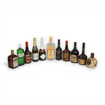 Lot 119 - A collection of alcohol, including gins,...