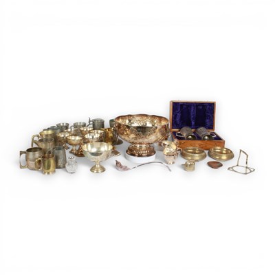 Lot 712 - A collection of metalware, including a...