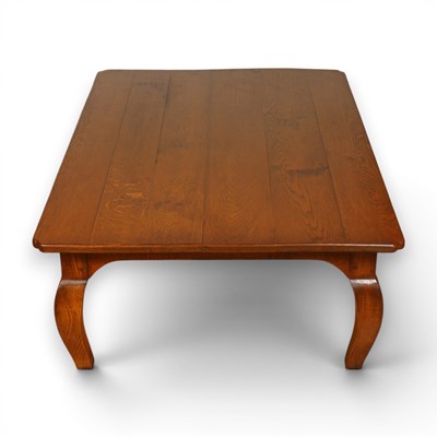 Lot 754 - An oak coffee table, on curved legs, 46x137x92cm