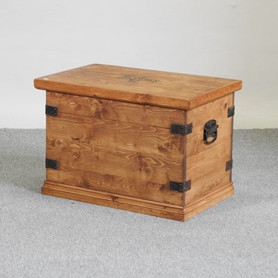 Lot 400 - An iron bound pine trunk