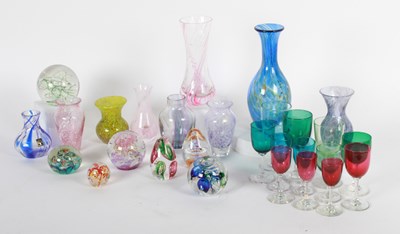 Lot 673 - A collection of mixed glassware, to include...