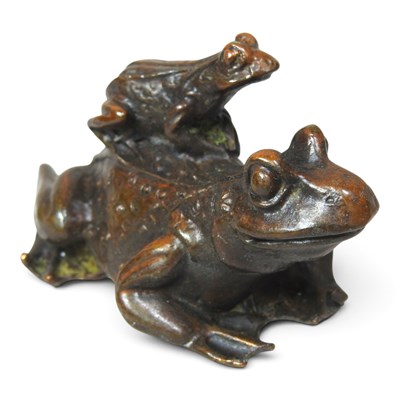 Lot 162 - A miniature bronze model of two frogs, 7cm long