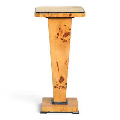 Lot 532 - An Art Deco style jardiniere stand, 81cm high