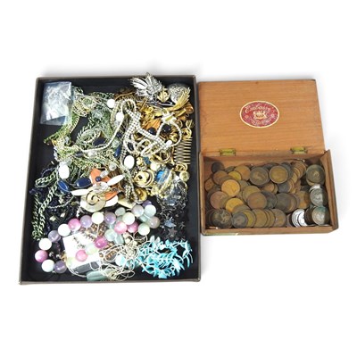 Lot 287 - A collection of costume jewellery and...