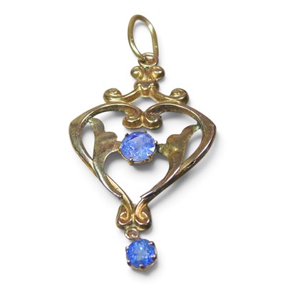 Lot 115 - An early 20th century 9 carat gold sapphire...