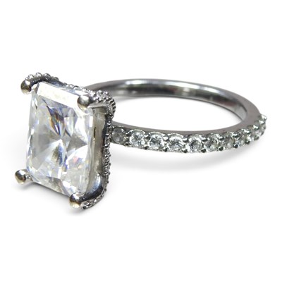 Lot 190 - An 18 carat gold emerald cut diamond ring,...