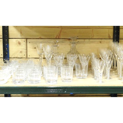 Lot 195 - A collection of glassware to include air twist...