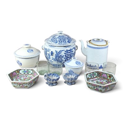 Lot 192 - A collection of modern Chinese blue and white...