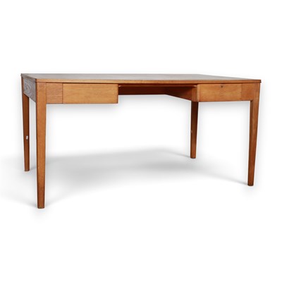 Lot 818 - An early 20th century oak writing table