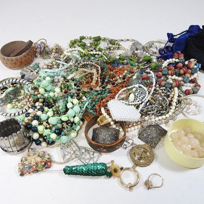 Lot 116 - A collection of costume jewellery