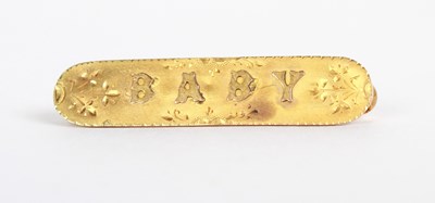 Lot 105 - A 9 carat gold baby bar brooch, 1.5g