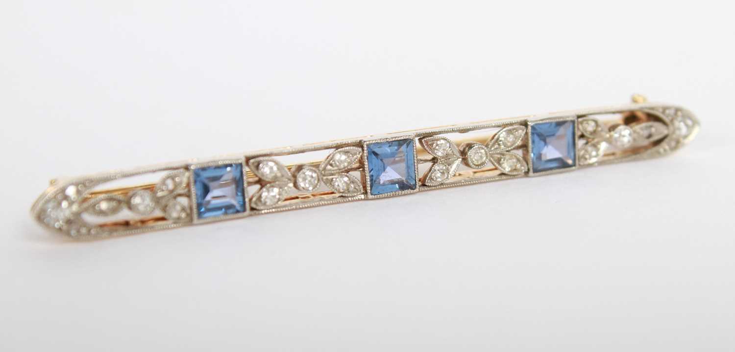 Lot 40 - An unmarked diamond and tanzanite brooch, 4.3g