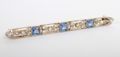 Lot 40 - An unmarked diamond and tanzanite brooch, 4.3g