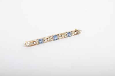 Lot 40 - An unmarked diamond and tanzanite brooch, 4.3g