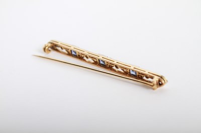 Lot 40 - An unmarked diamond and tanzanite brooch, 4.3g