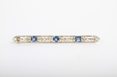 Lot 40 - An unmarked diamond and tanzanite brooch, 4.3g